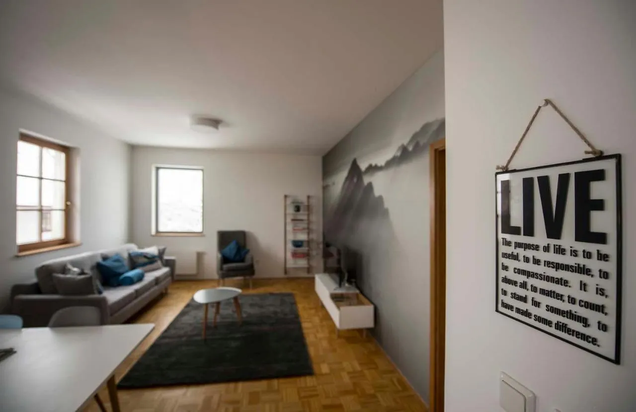 Dnevni prostor in kuhinja apartmaja Modra brzica z modrimi stoli