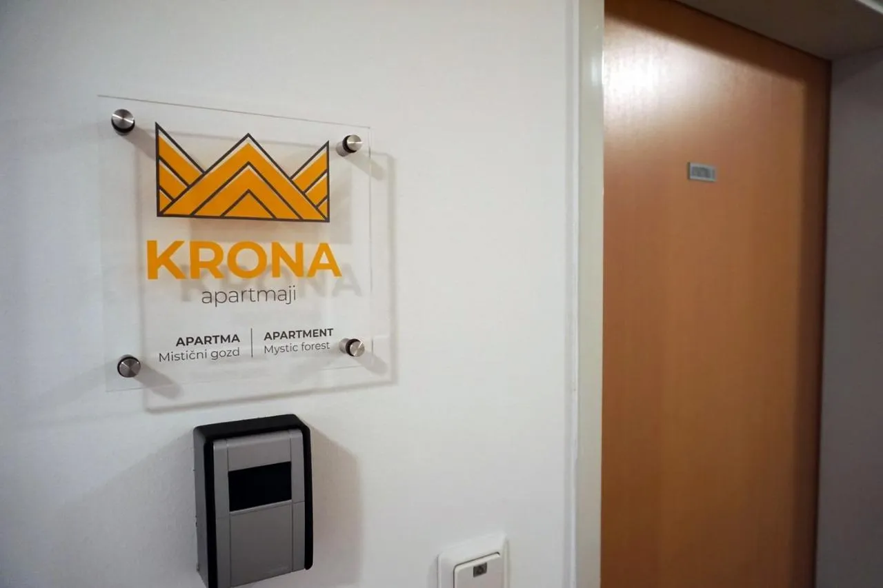 Tablica Krona apartmaji ob vratih s skrinjico za ključ